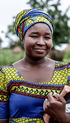 Mujer ghanesa con una Biblia en la mano
